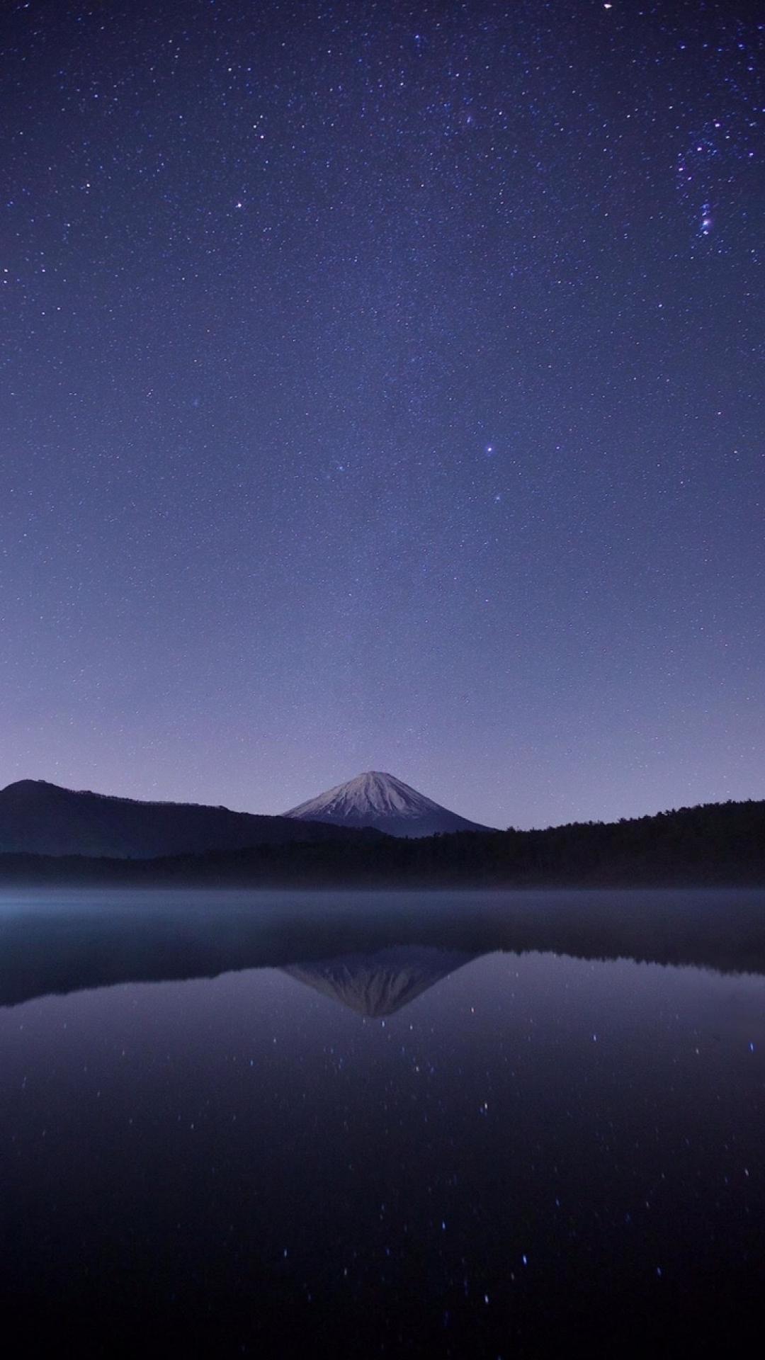 满天繁星夜空下的雪山