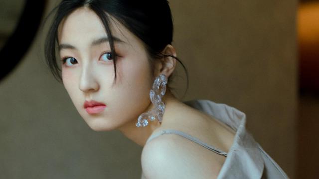 张子枫衬衫裙女人味十足写真