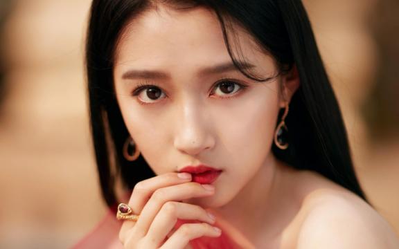 性感美女关晓彤红色露肩纱裙惊艳写真
