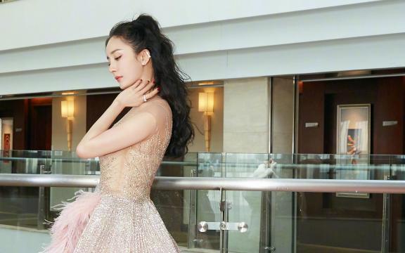 杨幂羽毛裙性感优雅迷人写真