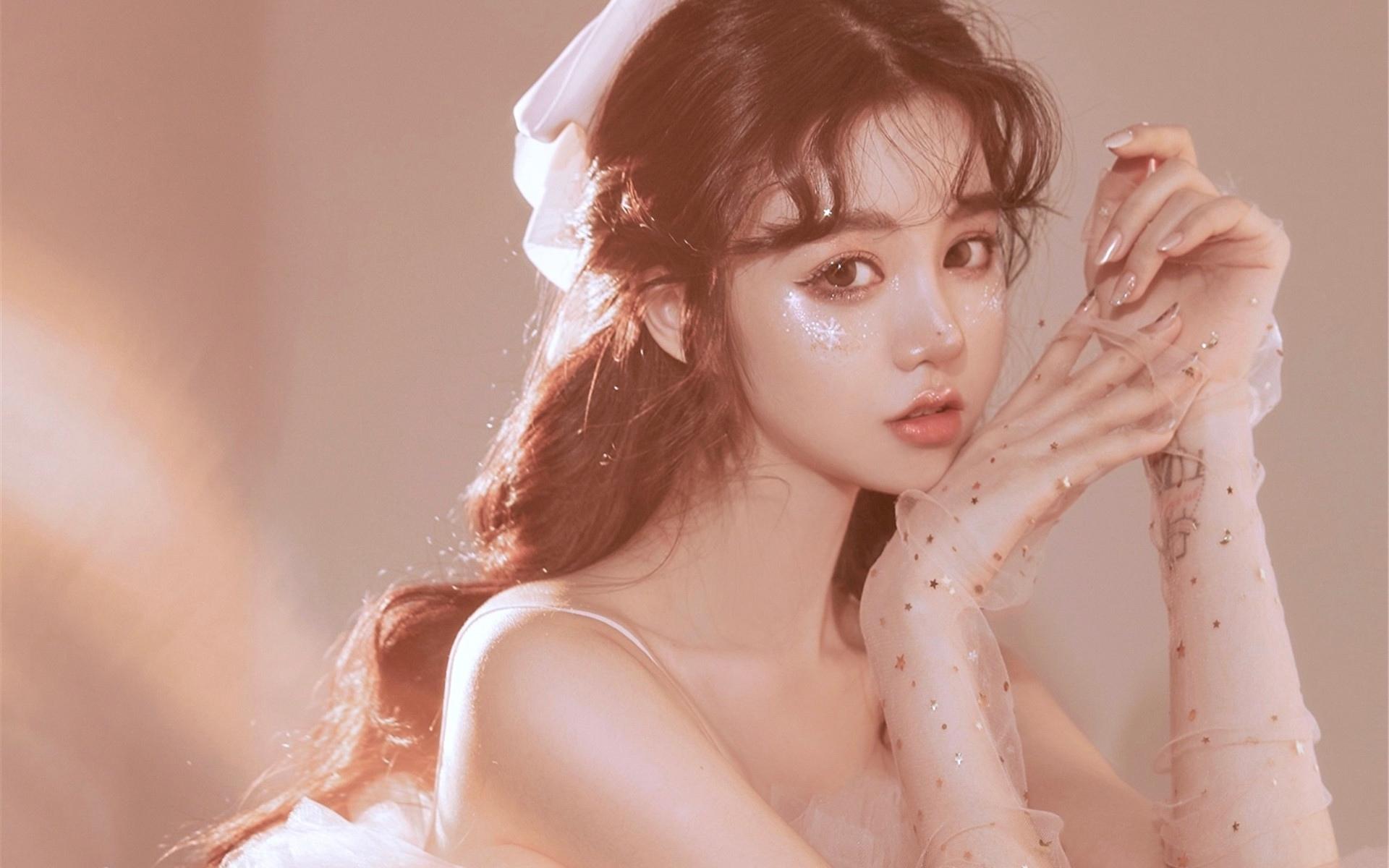 瓜子脸美女雪花妆梦幻迷人写真