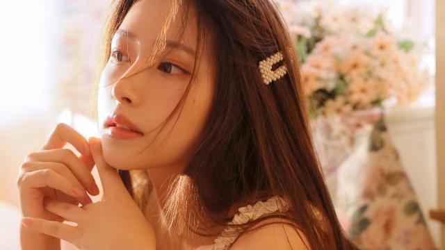 漂亮白嫩娇小可爱清纯俏皮的美少女