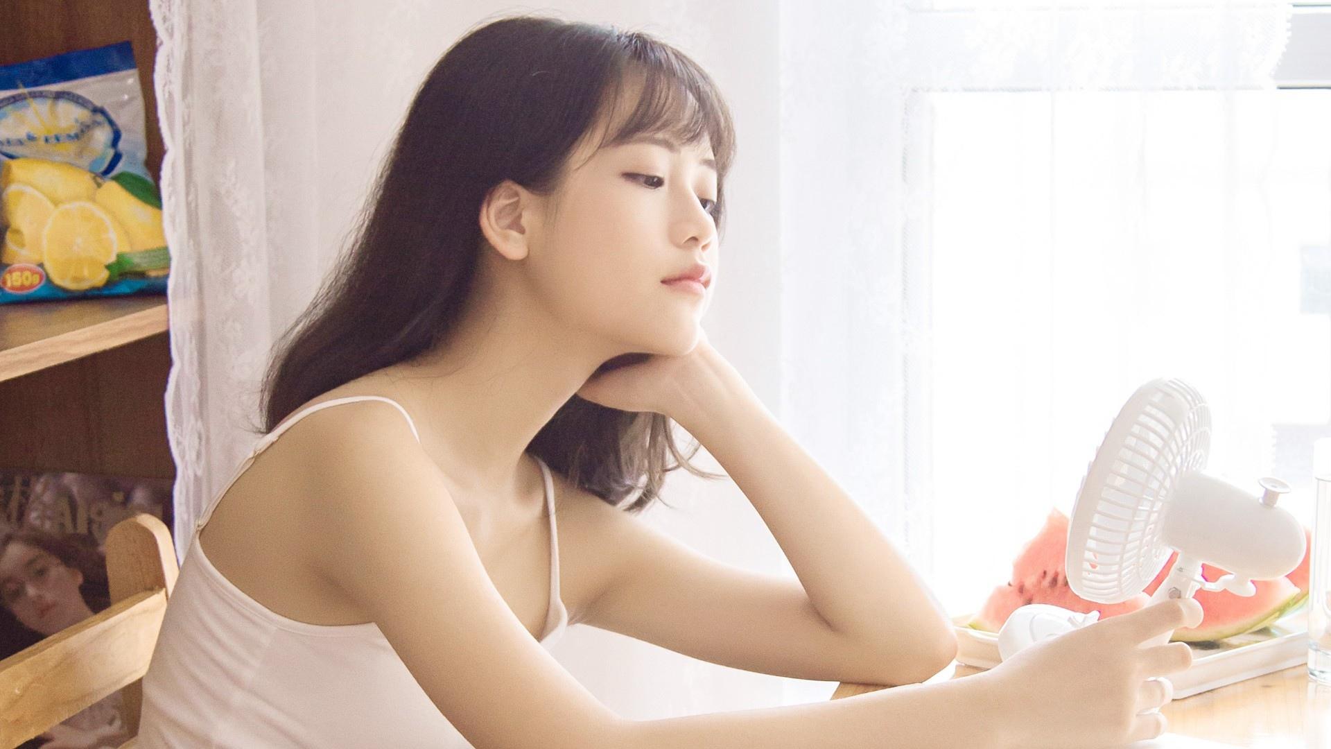 清纯干净白皙吊带美女室内居家写真