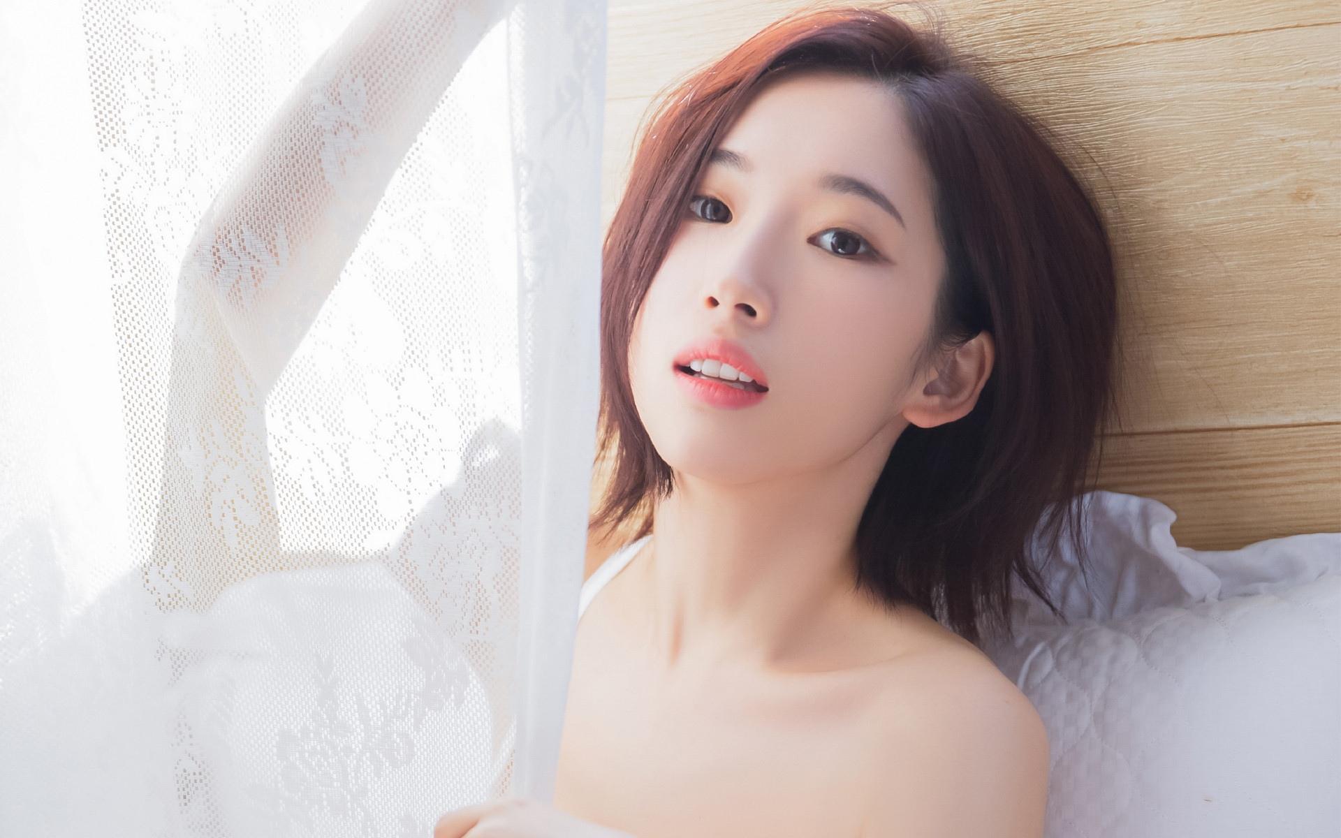 清纯短发美女吊带私房性感写真