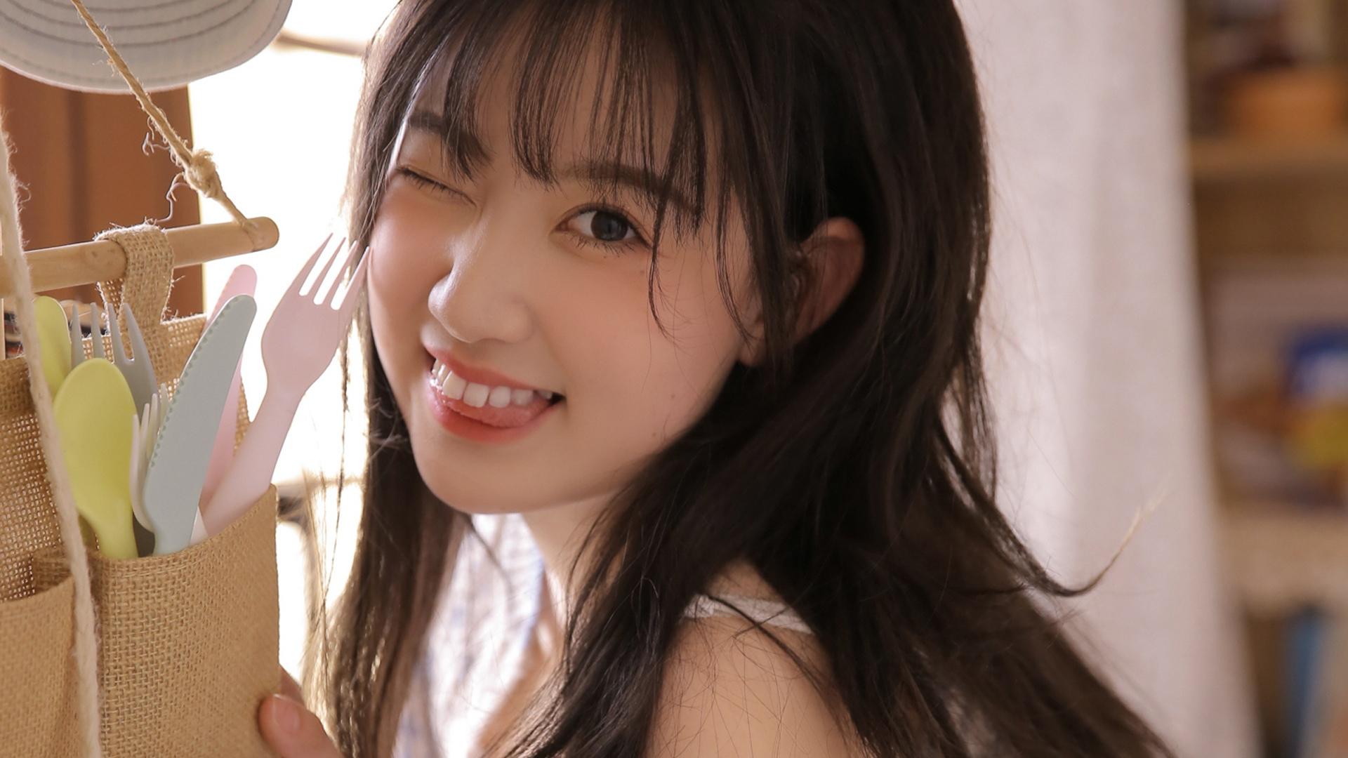 背心吊带性感美女模特迷人写真