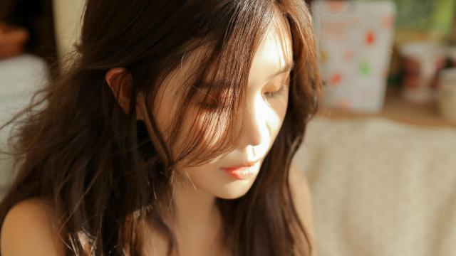 诱惑十足的性感白皙美女连体衣福利写真