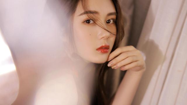 清纯脱俗的纯情美女红装诱人白皙写真
