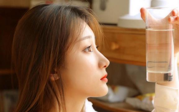 肤白貌美的吊带美女居家清爽迷人写真