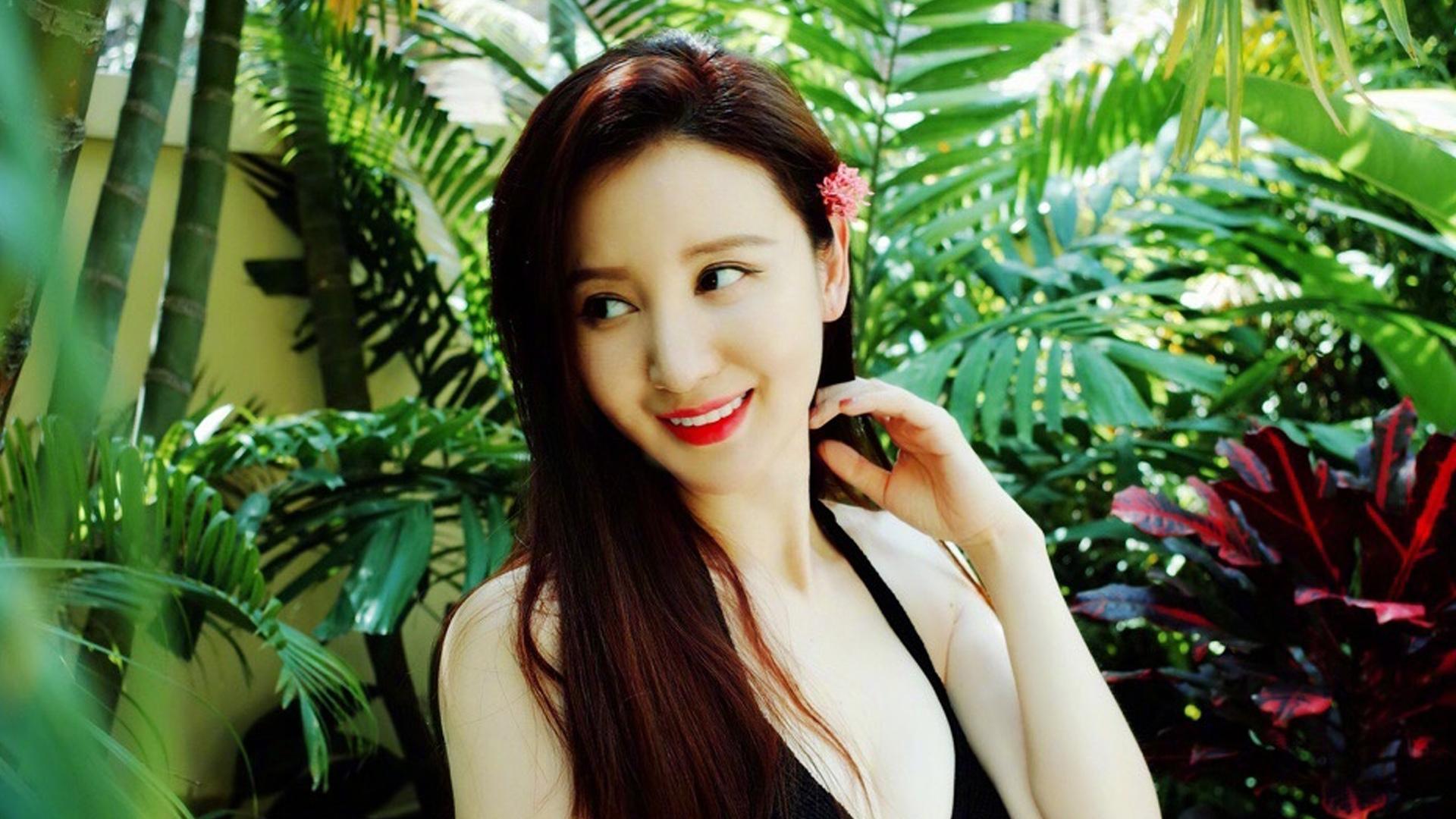 性感女神张萌绑带比基尼傲人身材写真