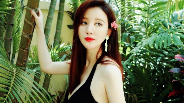 性感女神张萌绑带比基尼傲人身材写真