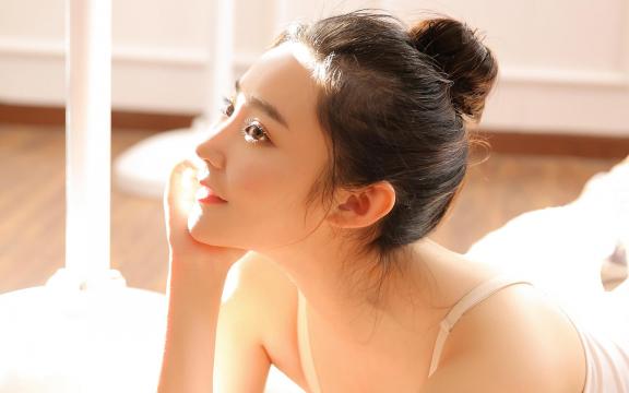 干净白皙少女舞蹈室俏皮可爱写真