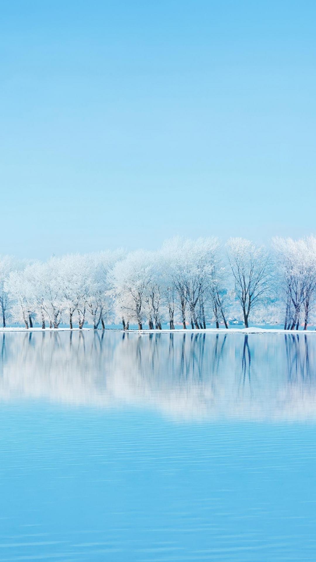 蓝天下唯美的雪景意境