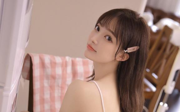 美艳白嫩美女居家气质撩人写真
