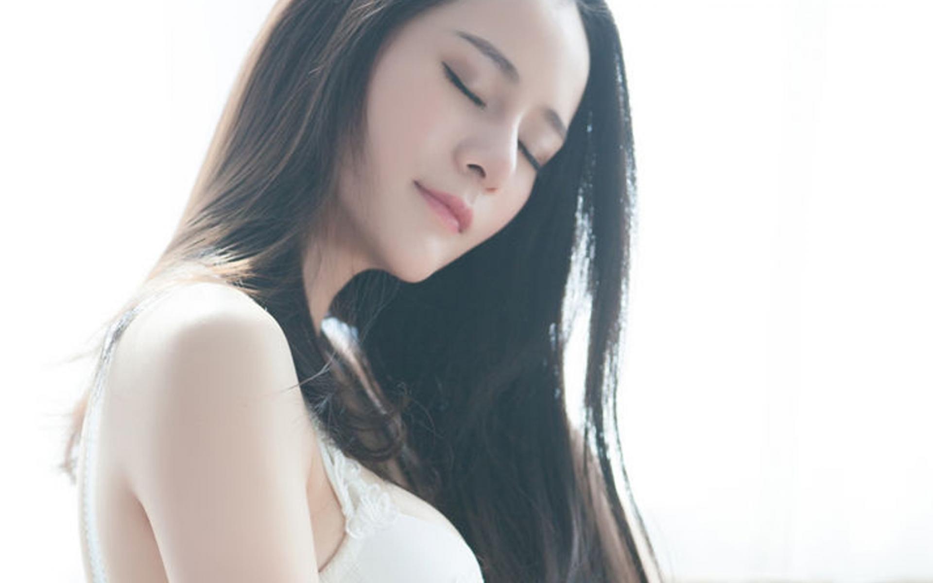 白嫩私房巨乳美女诱人大胸唯美写真