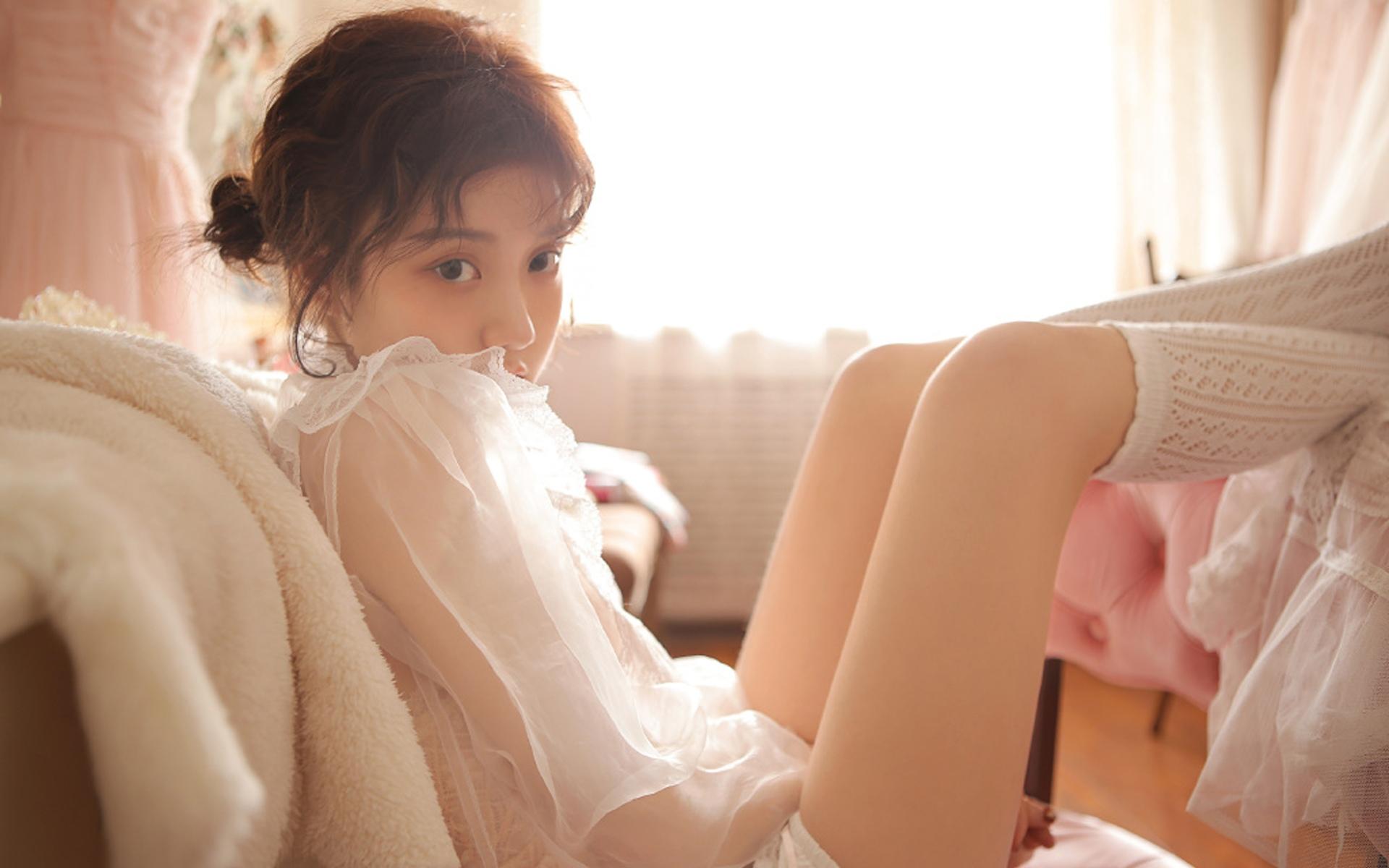雪白肌肤甜美少女白嫩元气迷人写真