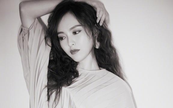 气质御姐女神唐嫣黑白写真