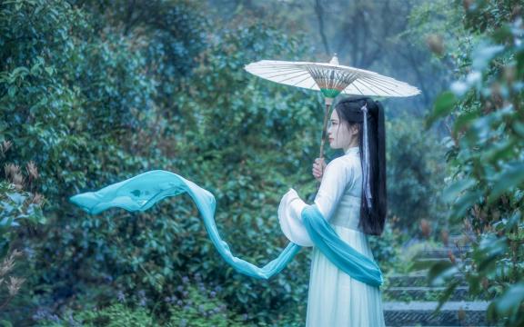 踏青路上,清明时节雨纷纷