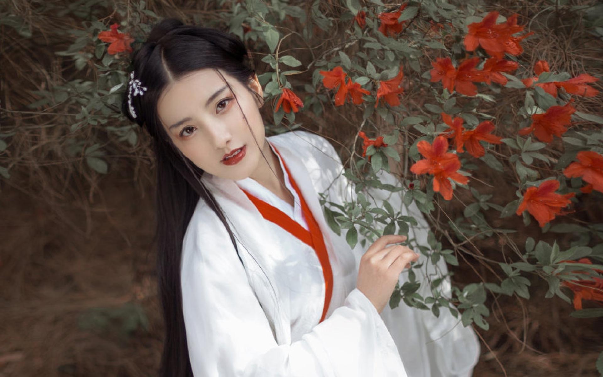 气质古风汉服美女迷人户外优雅白嫩写真