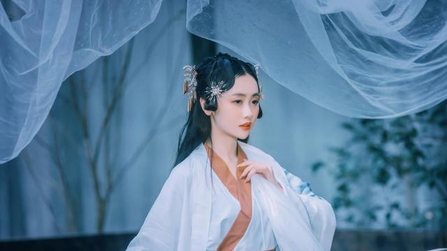 古装少女白皙干净甜美气质唯美户外迷人写真