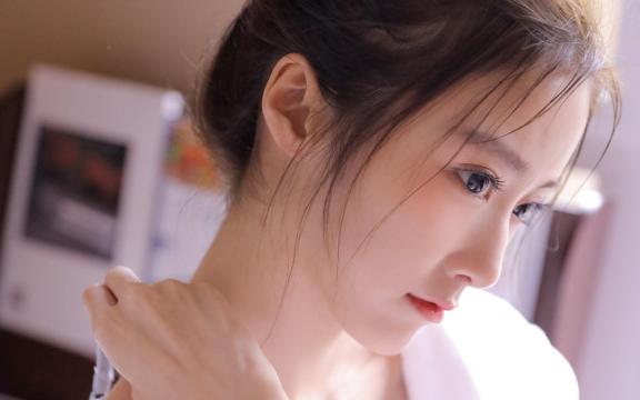香肩爆乳白嫩美女性感魅惑吊带私房诱惑写真