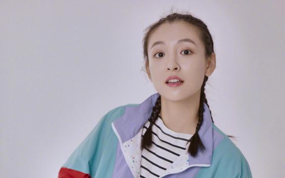时尚女神吴倩可爱双麻花辫魅力休闲写真