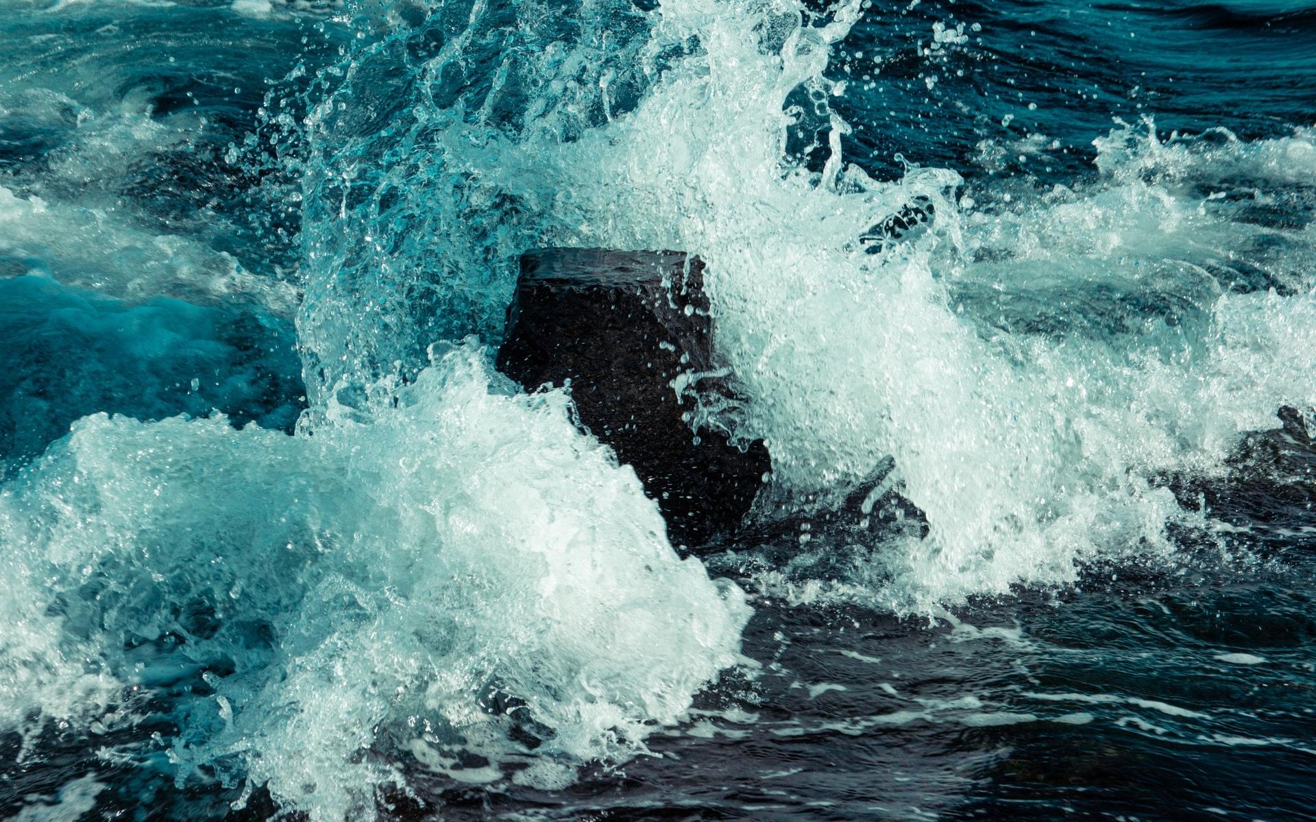 一波汹涌的海浪来袭