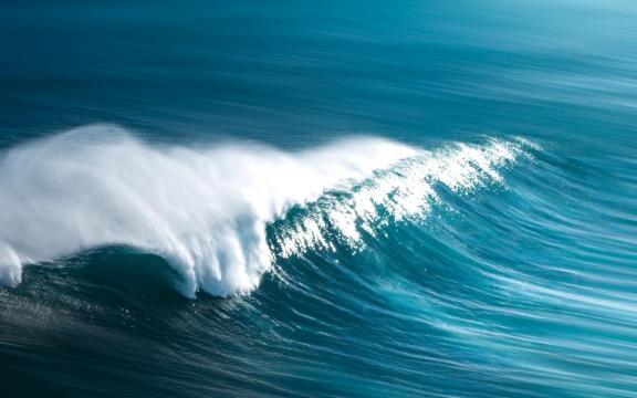 一波汹涌的海浪来袭