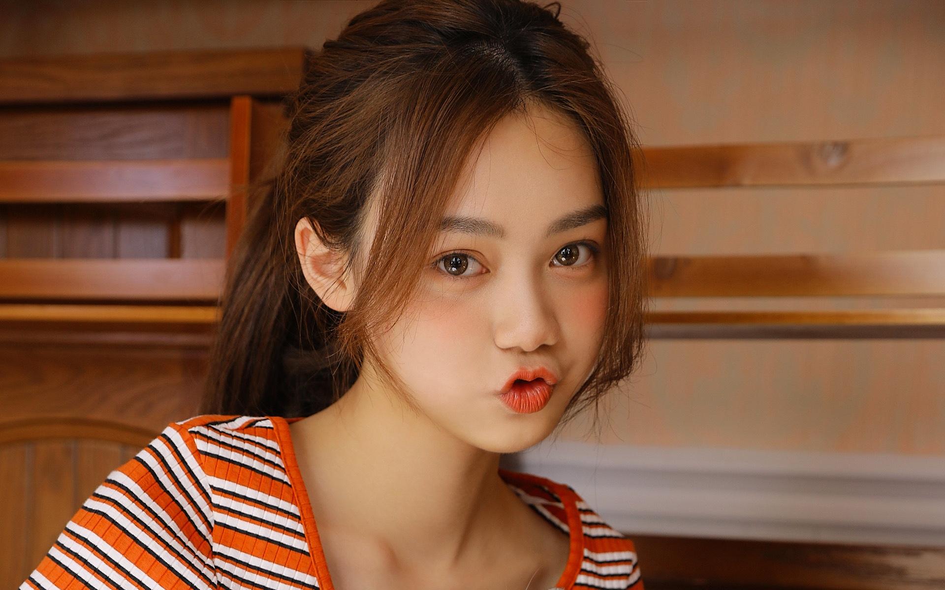 撸猫女孩性感妩媚白嫩私房精致诱惑写真