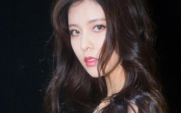 宋妍霏金色亮片裙性感妩媚迷人写真