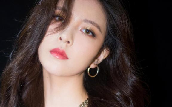 宋妍霏金色亮片裙性感妩媚迷人写真