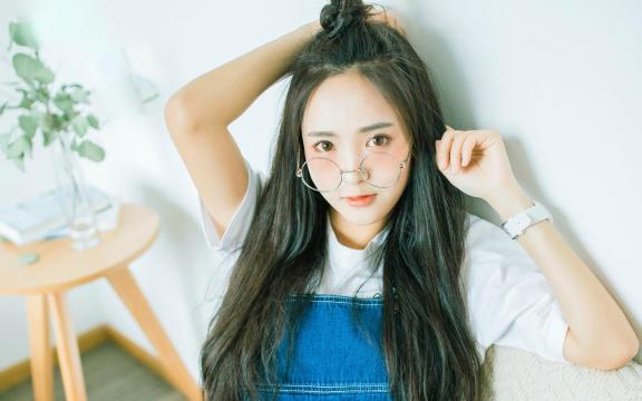 小清新文艺少女元气俏皮可爱背带裙诱人写真
