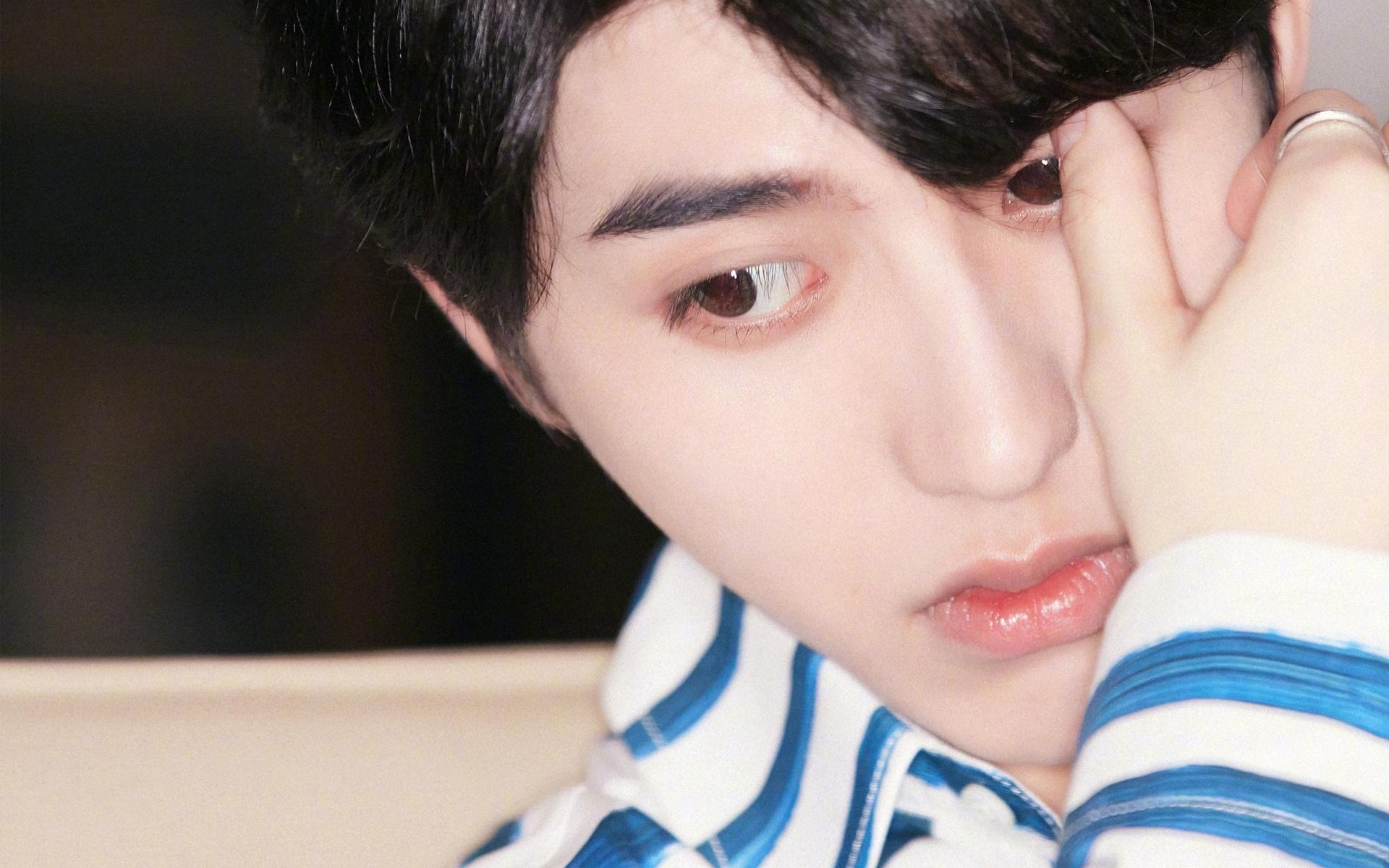 青春少年蔡徐坤条纹蓝白衬衫休闲迷人写真
