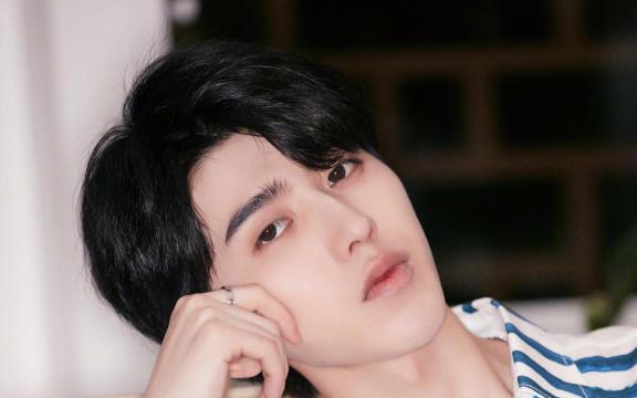 青春少年蔡徐坤条纹蓝白衬衫休闲迷人写真