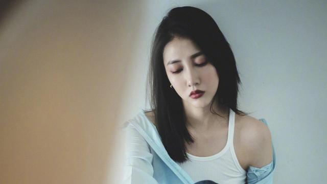 性感妖娆御姐弦子迷人香肩写真
