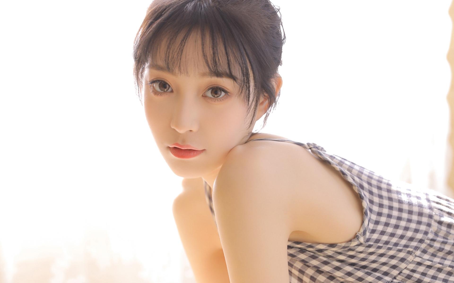 清纯吊带丸子头美女性感白皙居家私房写真