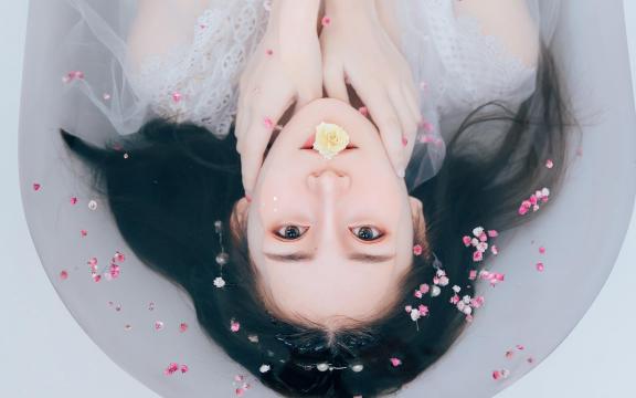 瓜子脸美女湿身白嫩妩媚居家浴室诱惑写真
