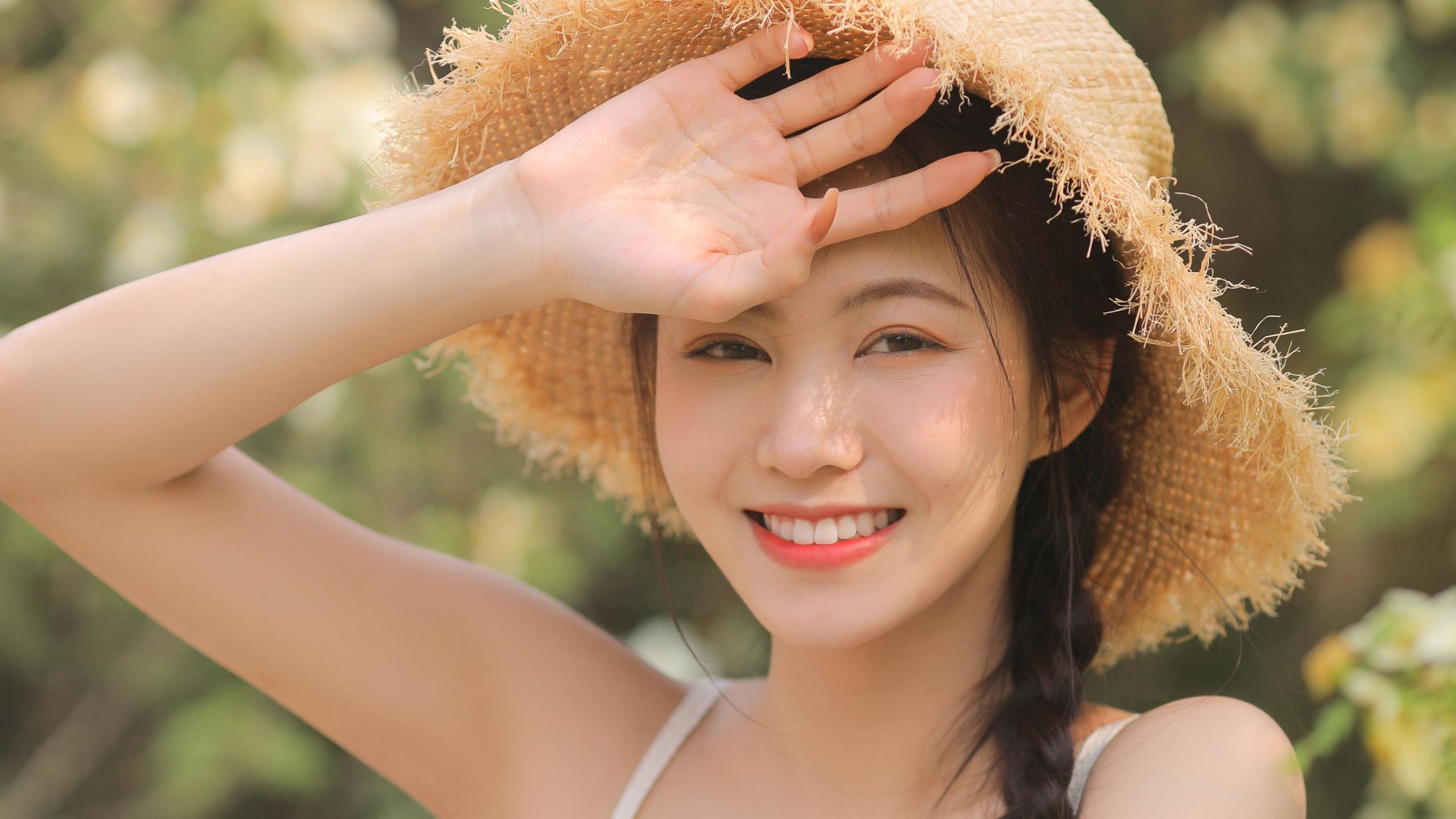 清新甜美草帽美女吊带白裙田园风写真