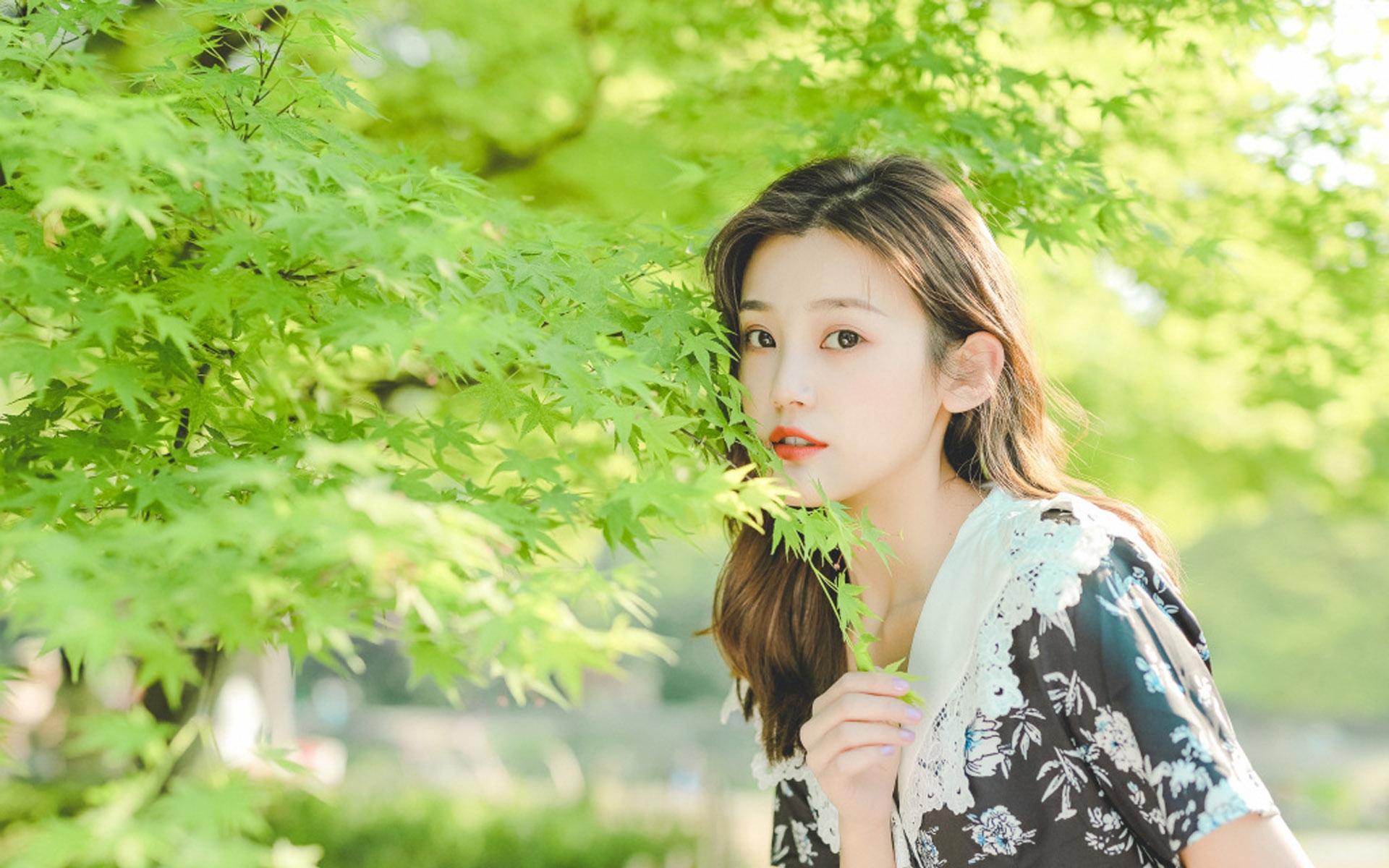 高颜值美女性感碎花裙迷人写真