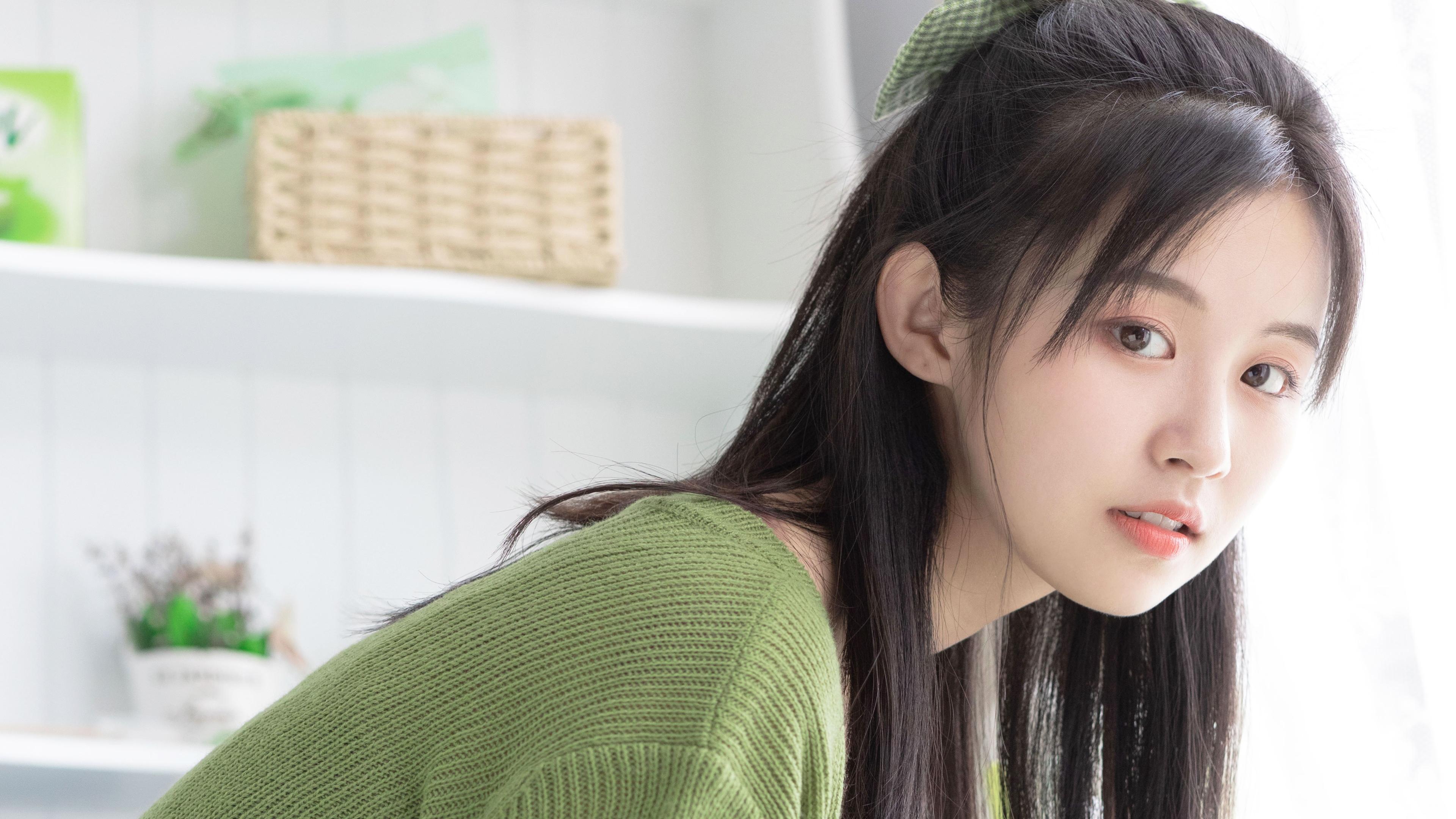 清新元气美女绿色针织衫养眼居家写真