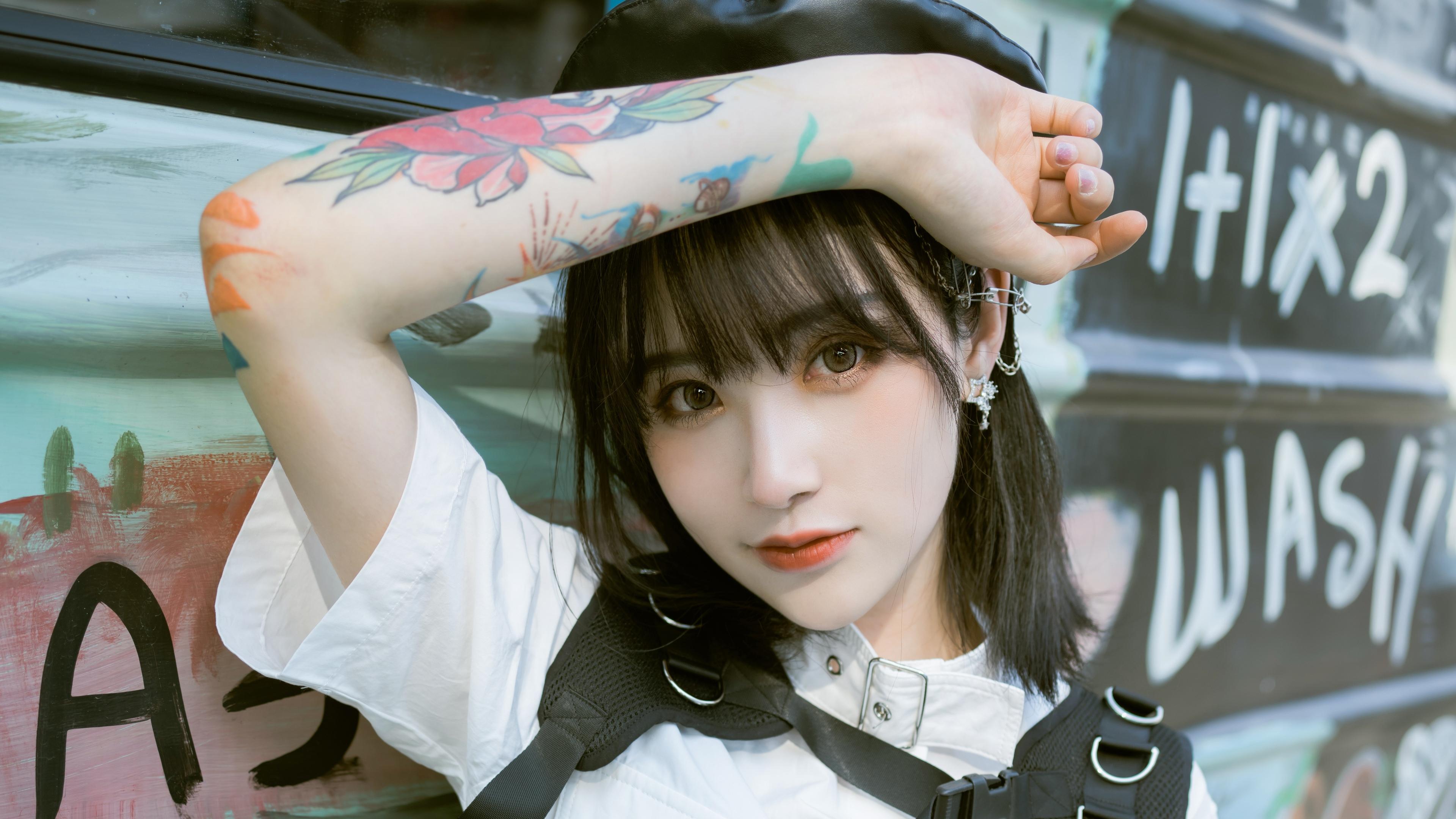 花臂叛逆少女性感超短裙美腿诱人写真