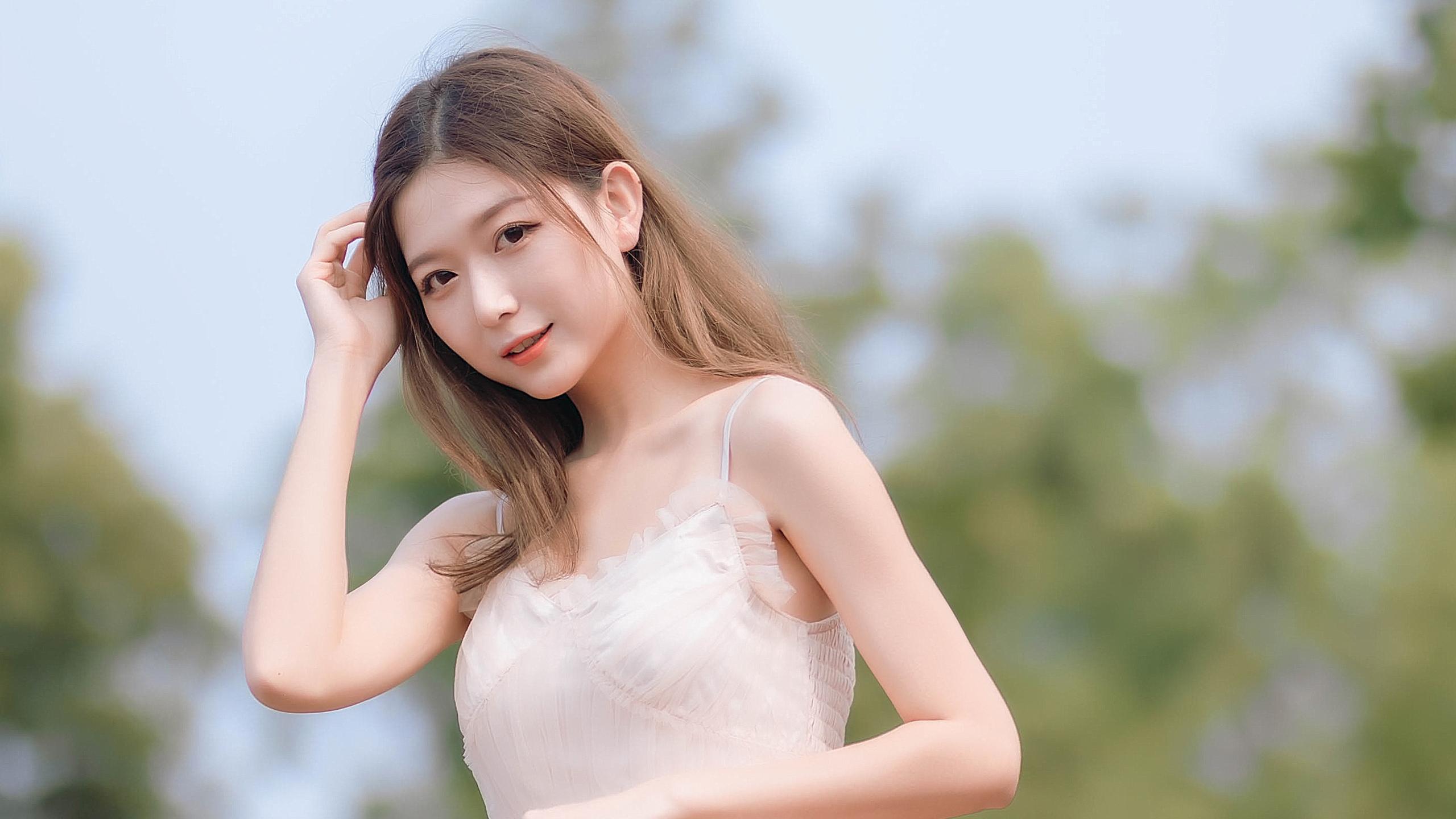 清纯白嫩吊带裙美女田园风香肩诱惑写真