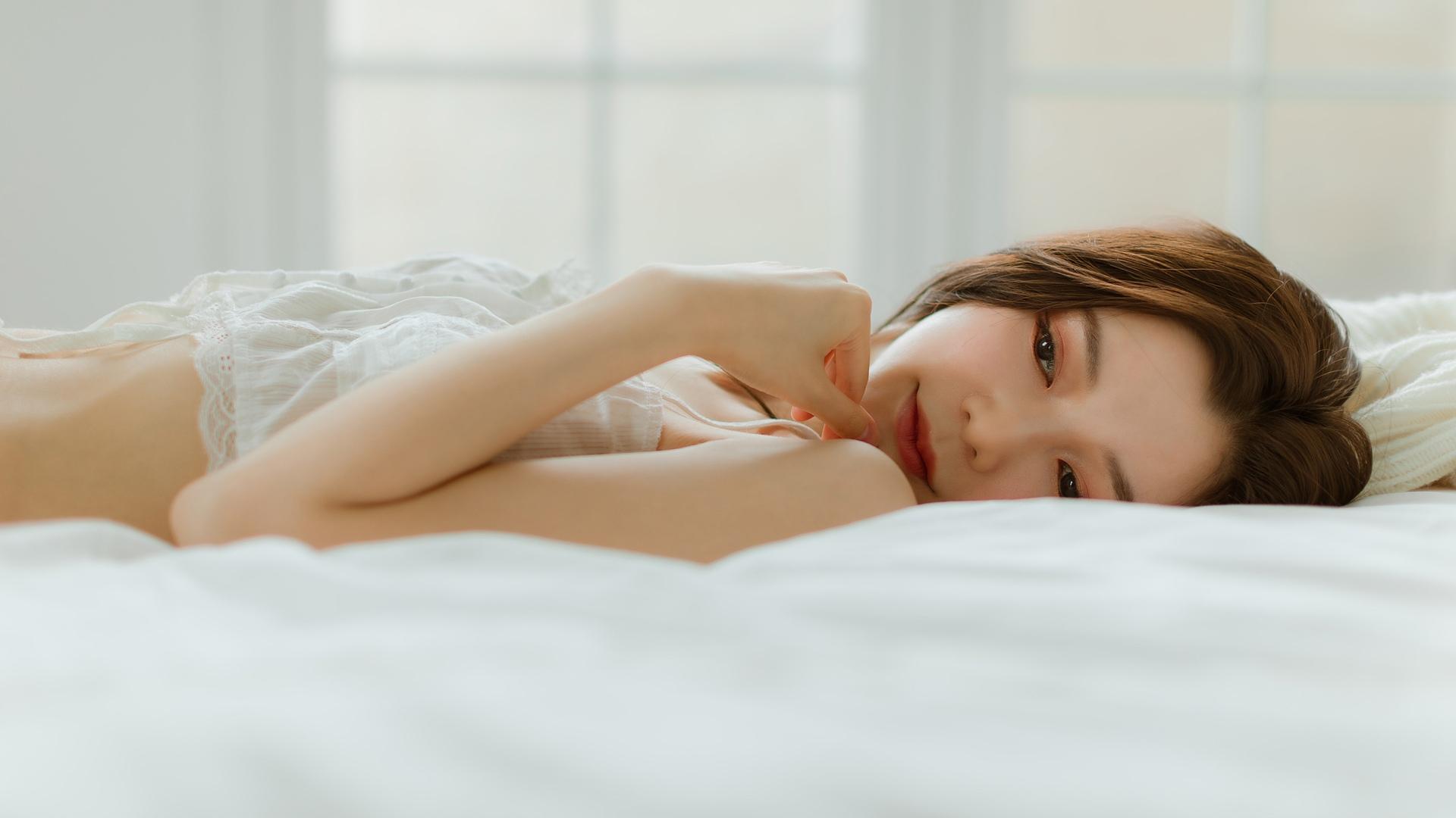 蕾丝裹胸睡衣美女白嫩性感私房诱惑写真