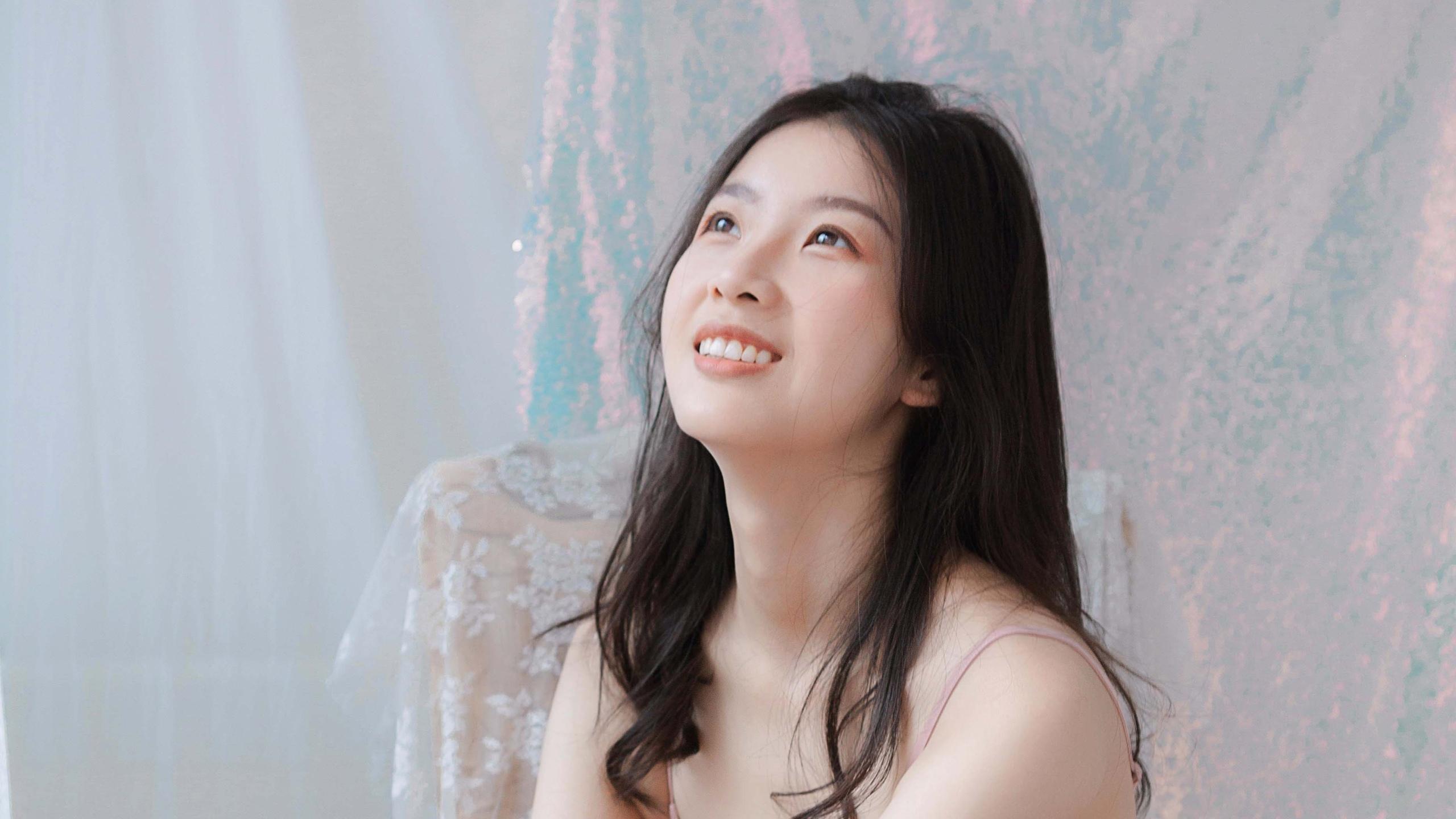 吊带裙美女性感露肩居家诱惑私房写真