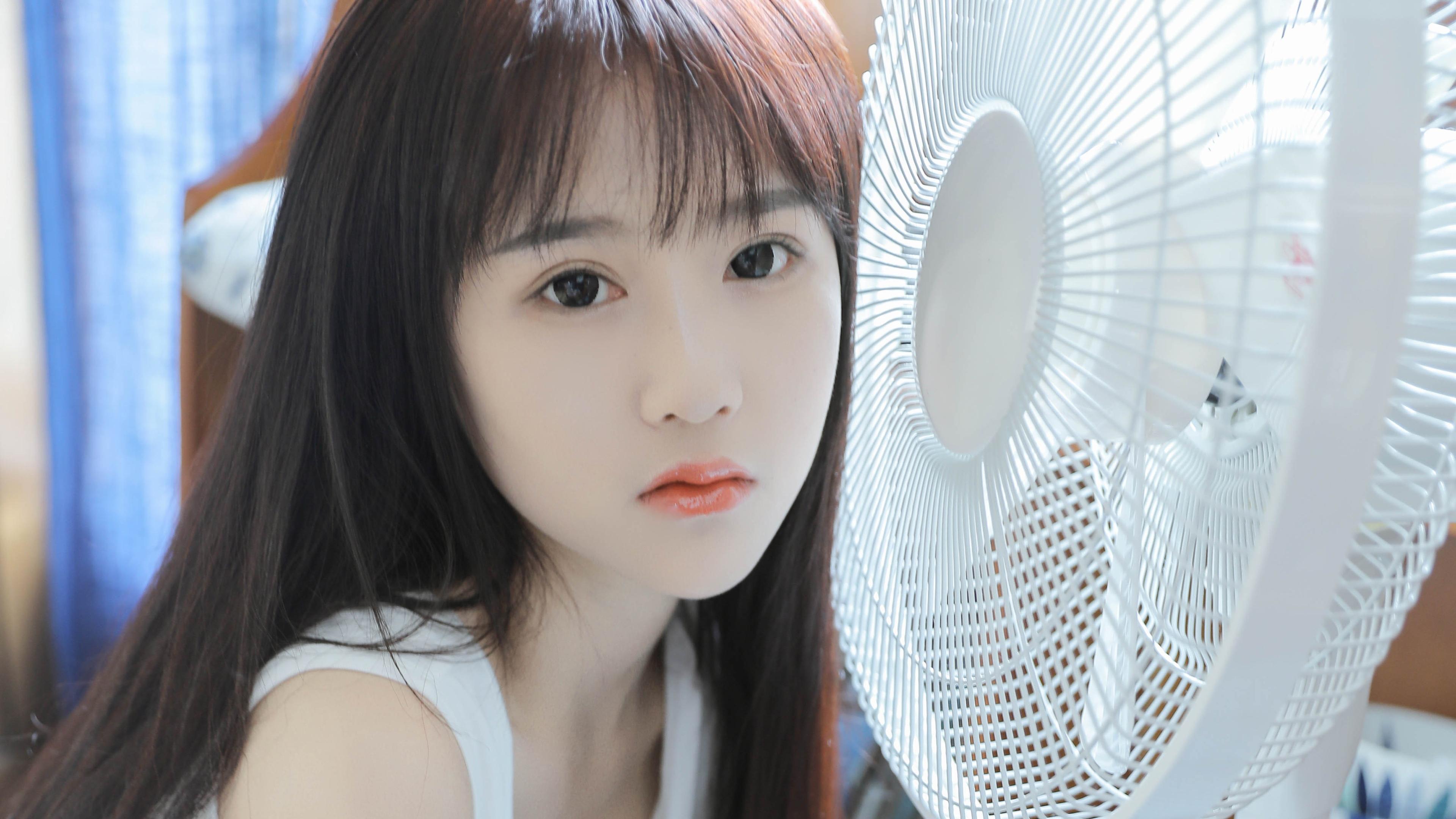 香肩锁骨极品美女惹火撩人私房写真