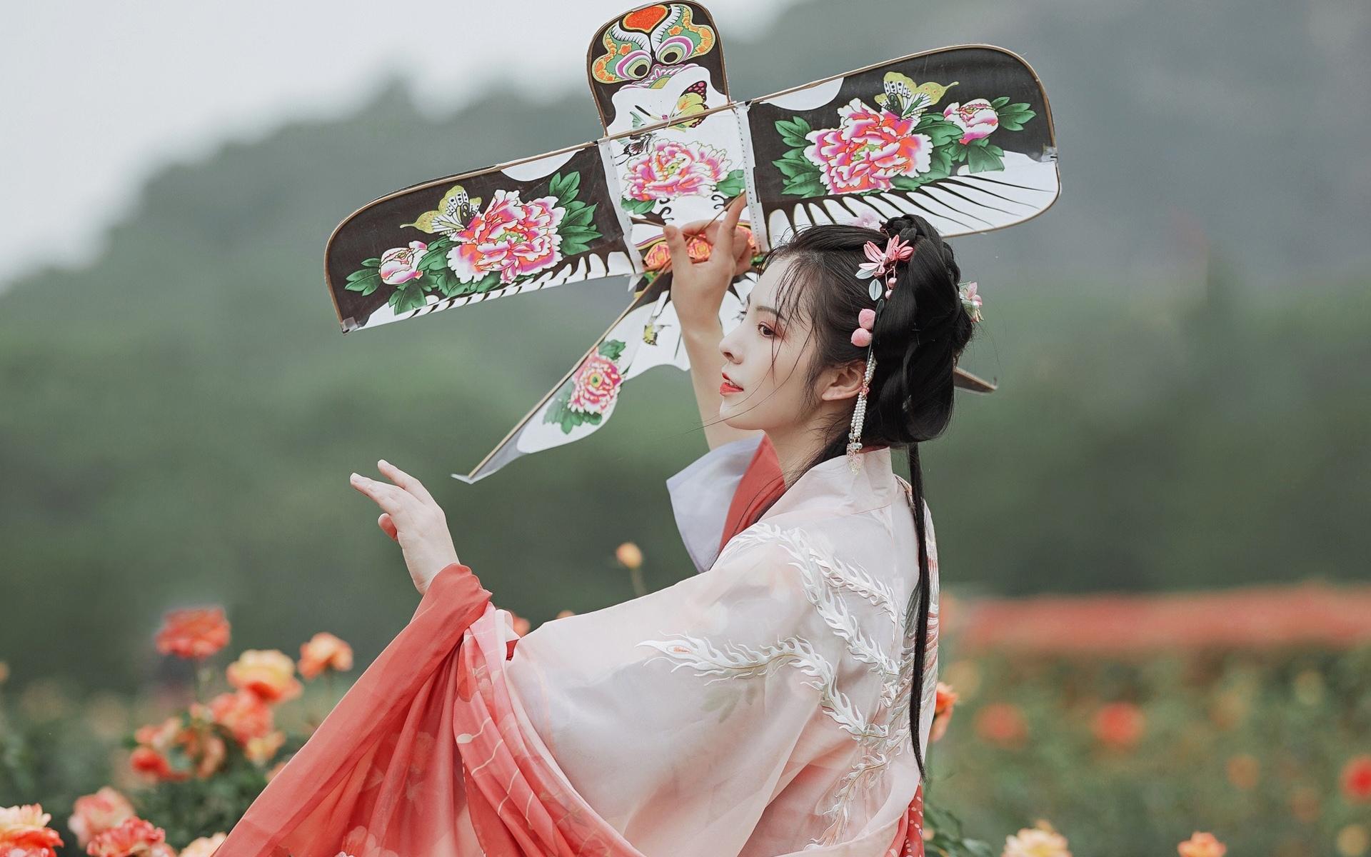 古装汉服美女嬉戏花丛娇羞唯美写真