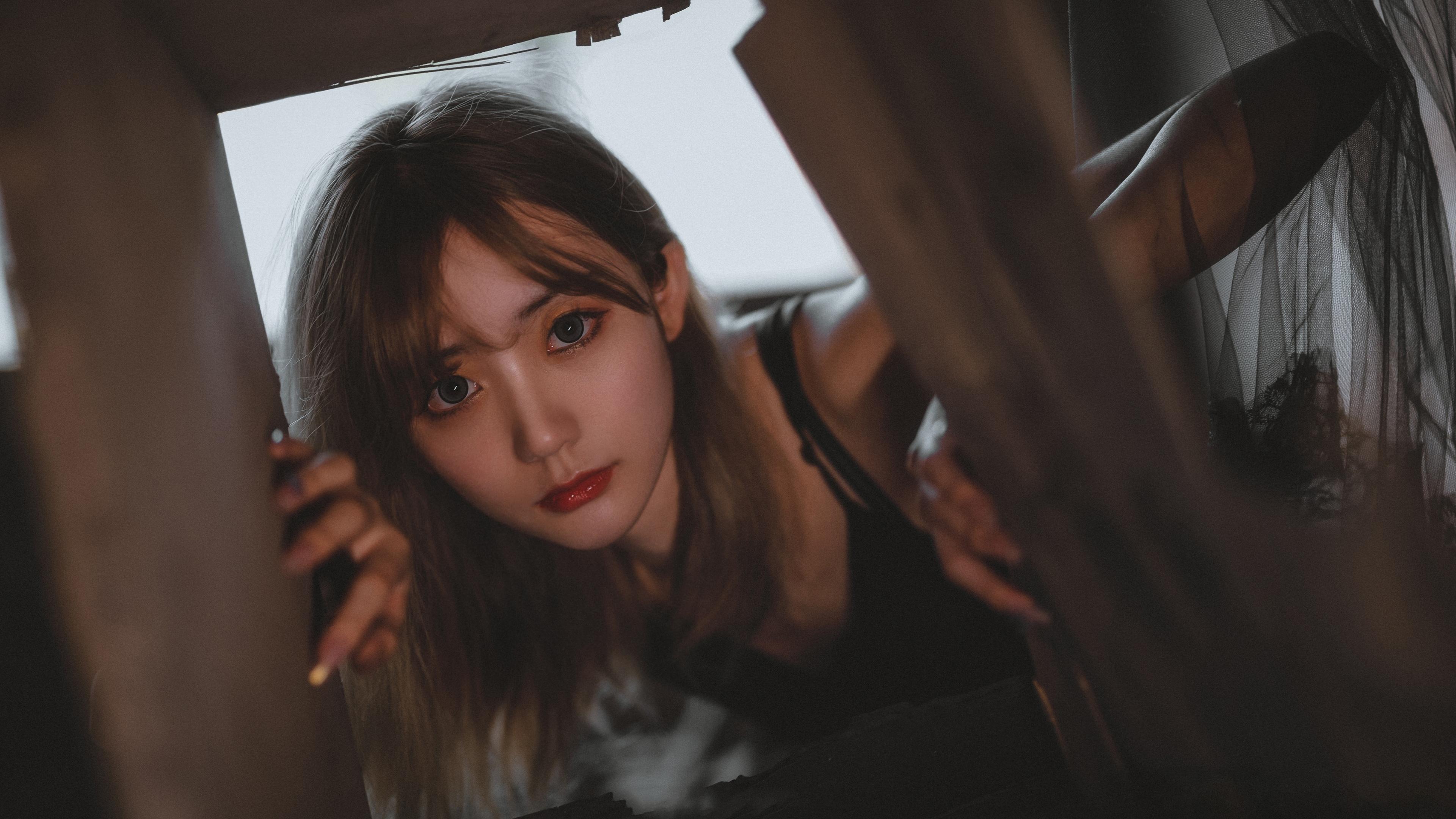 性感美女黑色连衣裙尽显身材曲面诱惑迷人