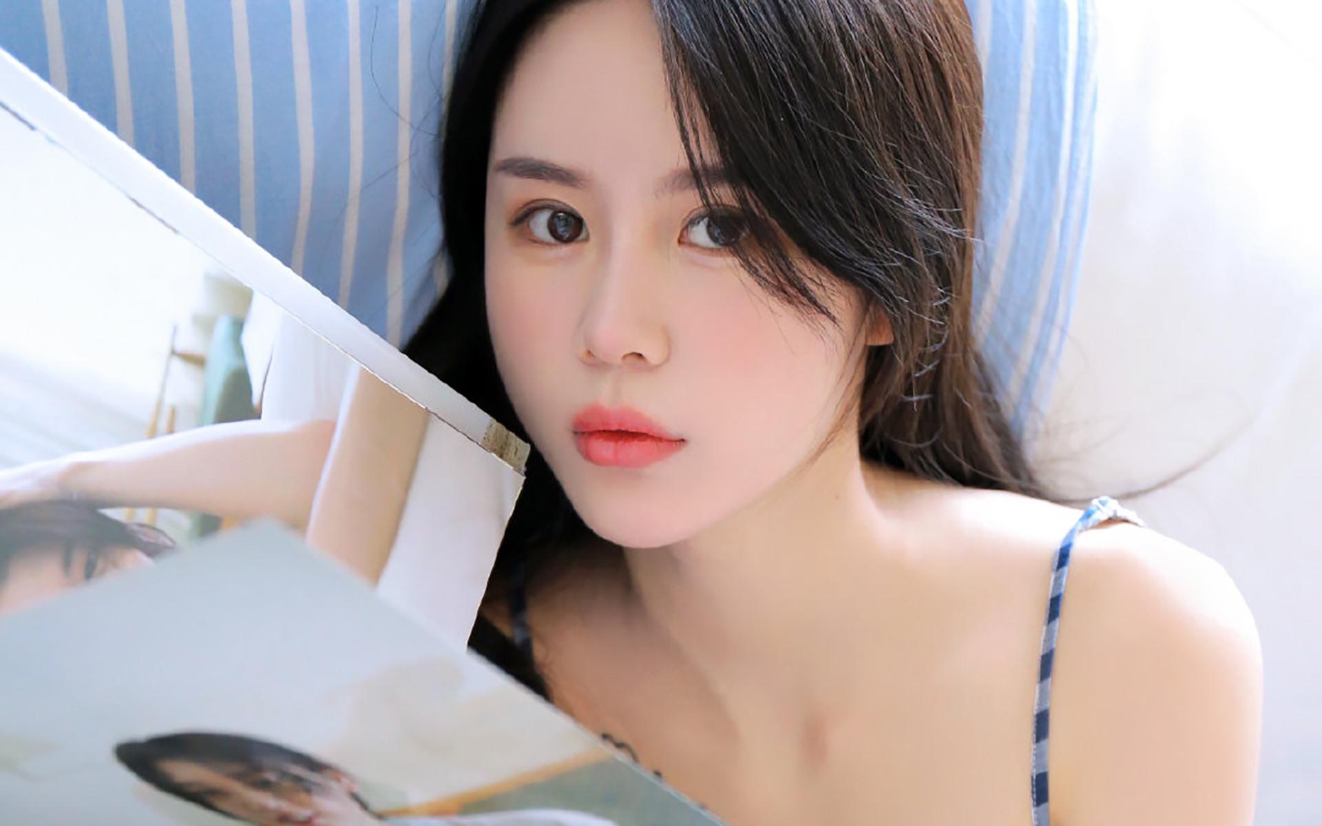 清纯美女白皙玉体性感吊带粉嫩可人居家写真