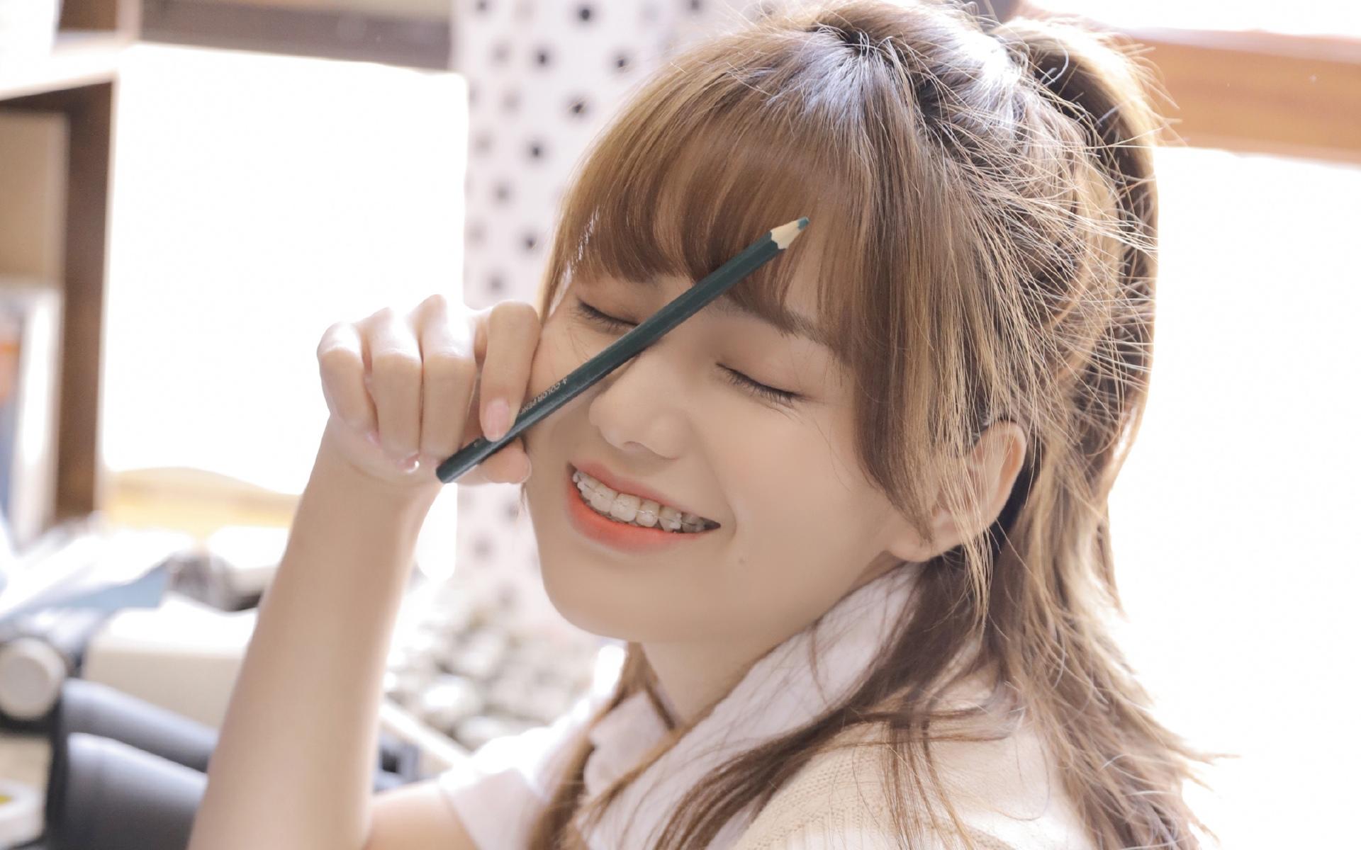 清纯牙套学生妹甜美制服居家私房写真
