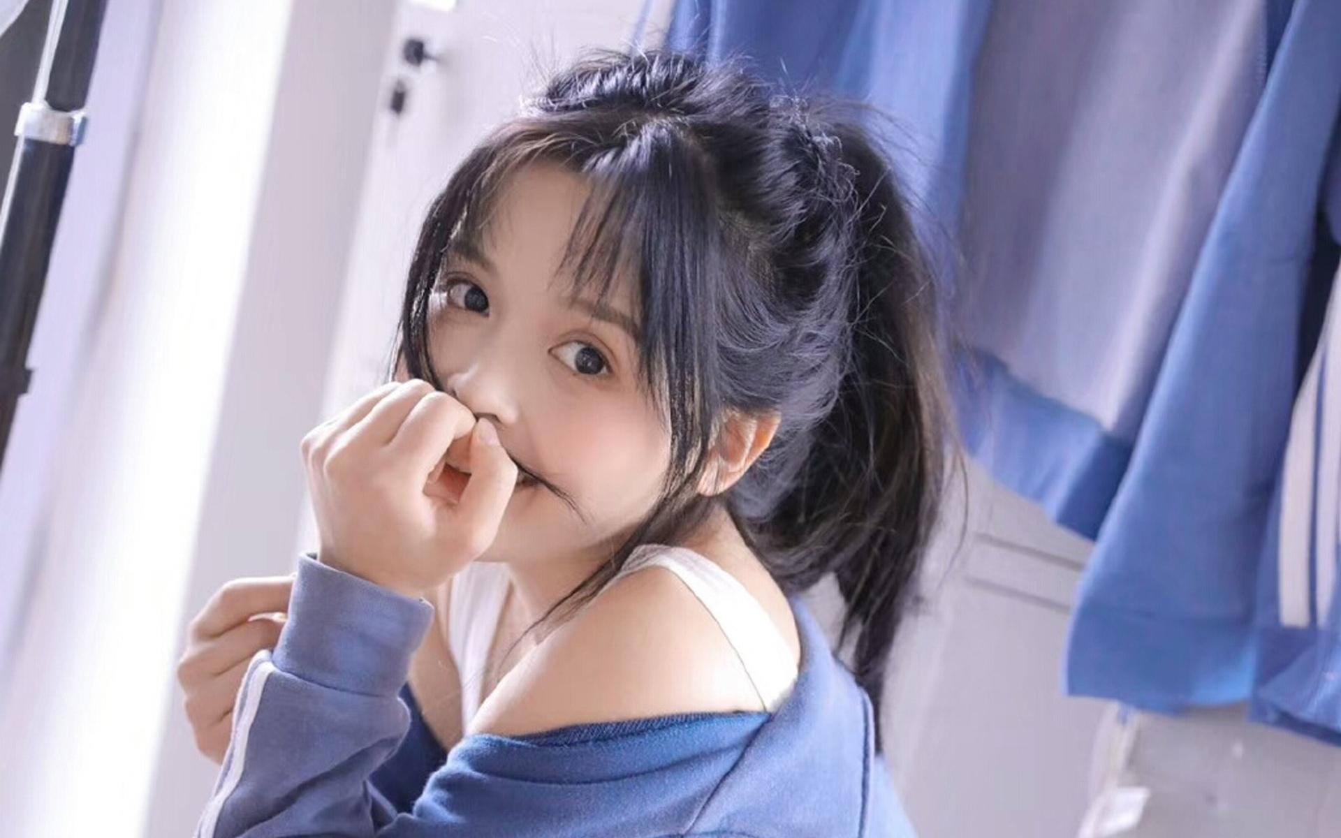 运动衫元气少女清纯甜美居家私房写真