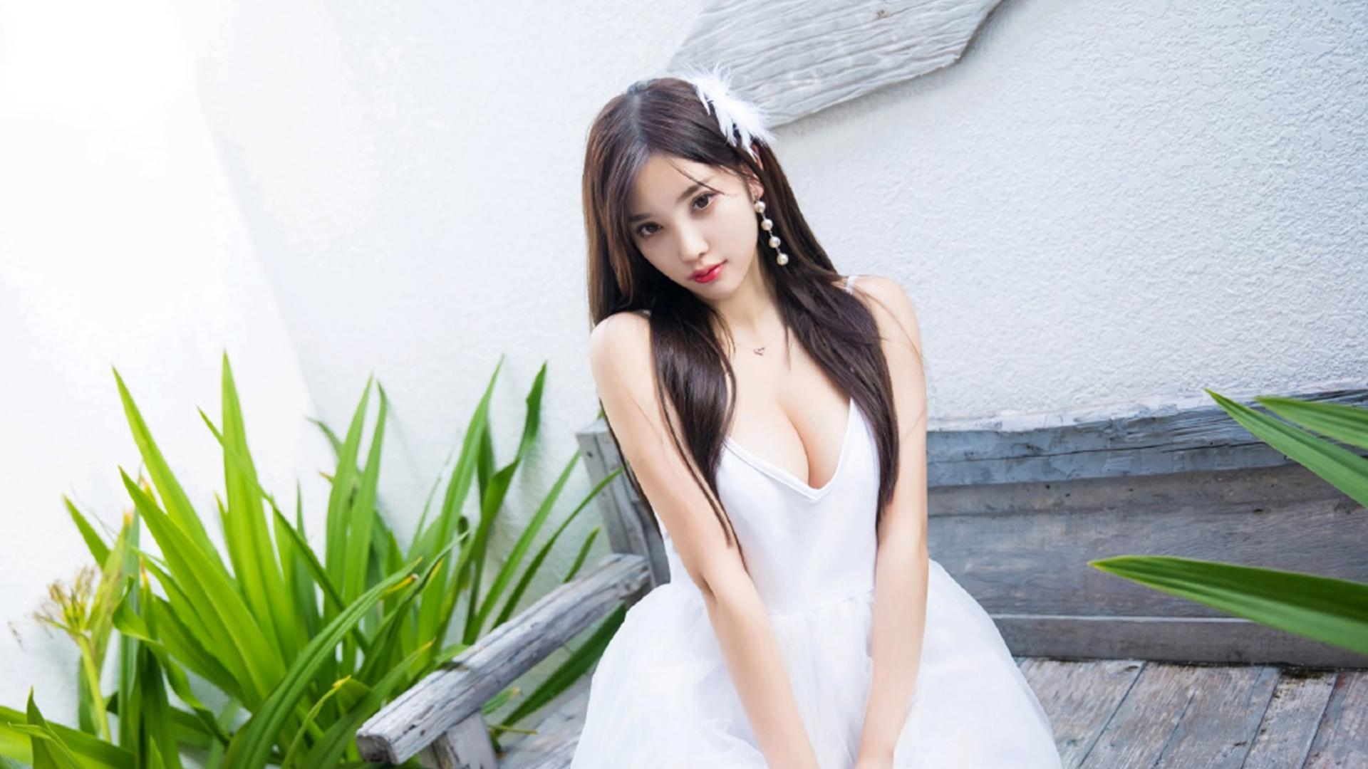 性感妩媚美女杨晨晨上演白色诱惑写真